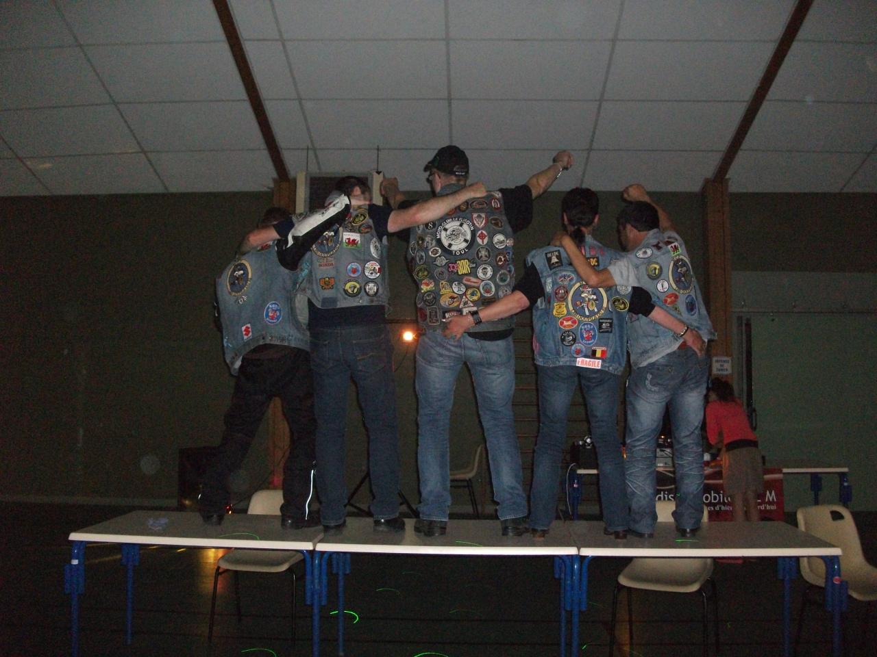 UN FLIROTIN CERNE PAR 4 GOUPILS