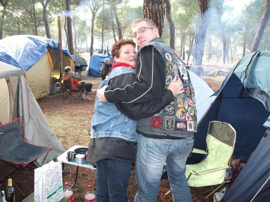 UN MEMBRE DES GOUPILS AVEC UN FLIROTIN