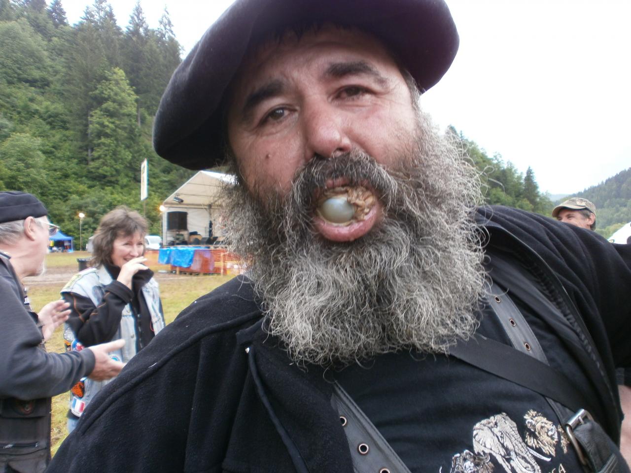 JULE UN OEIL DE BOEUF DANS LA BOUCHE